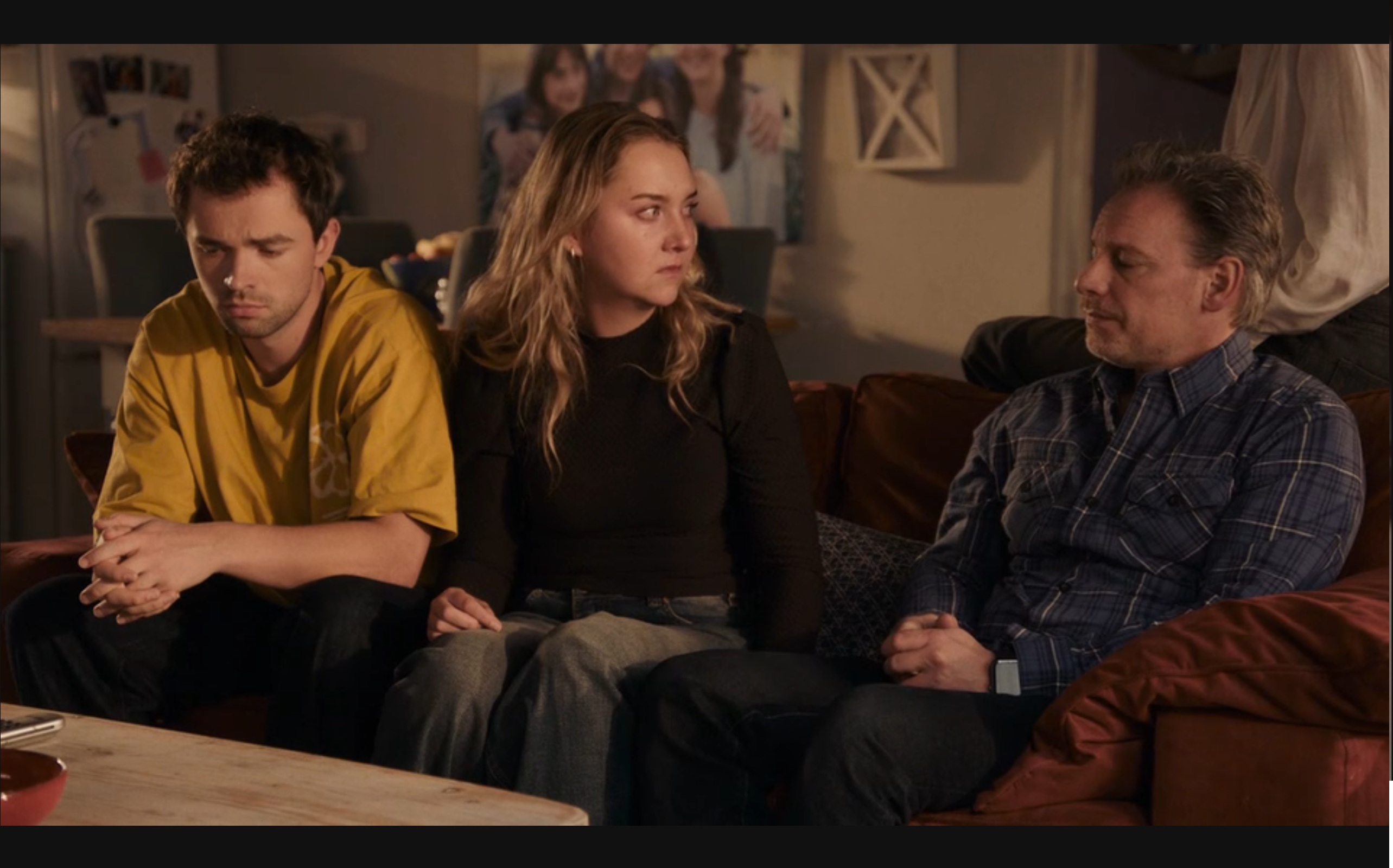 Julian kiest toch Demi's kant